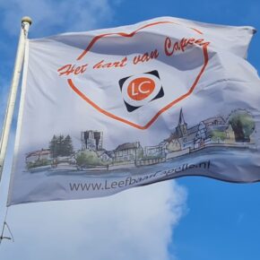 De vlag van Leefbaar Capelle fier in de wind